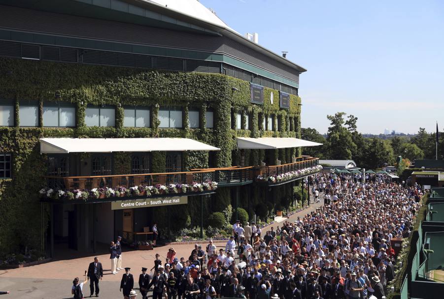 Queste immagini rendono l’idea della folla impressionante di spettatori al torneo di Wimbledon. Anche oggi, in attesa che si aprano i cancelli, la “cerimonia” si ripete (Ap)